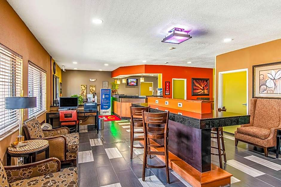 Econo Lodge Topeka at Wanamaker