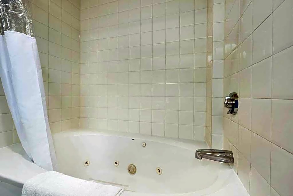 Days Inn by Wyndham Toronto East Beaches