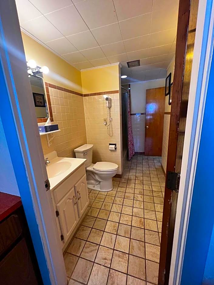 Claddagh Motel & Suites
