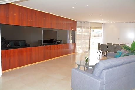 Renovated 3 Bedroom - Residence with Pool next the Beach
