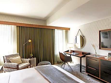 Premium Corner King Room - Downtown View