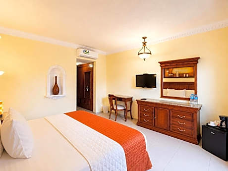 Deluxe King Room with Bathtub (Mini-bar & Coffee Maker)