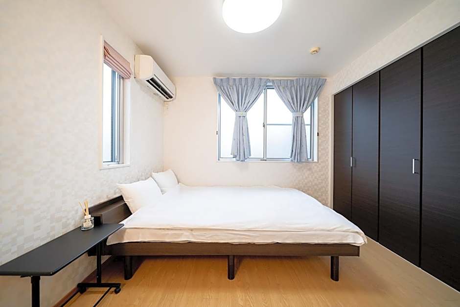 Shinokubo guest house , near shinjuku 100 square meters, 4 bedrooms, 1 living room 1kitchen 2toilet 1bathroom washmachine