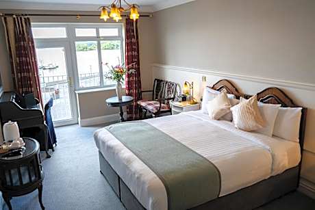 Lakeside Manor Hotel