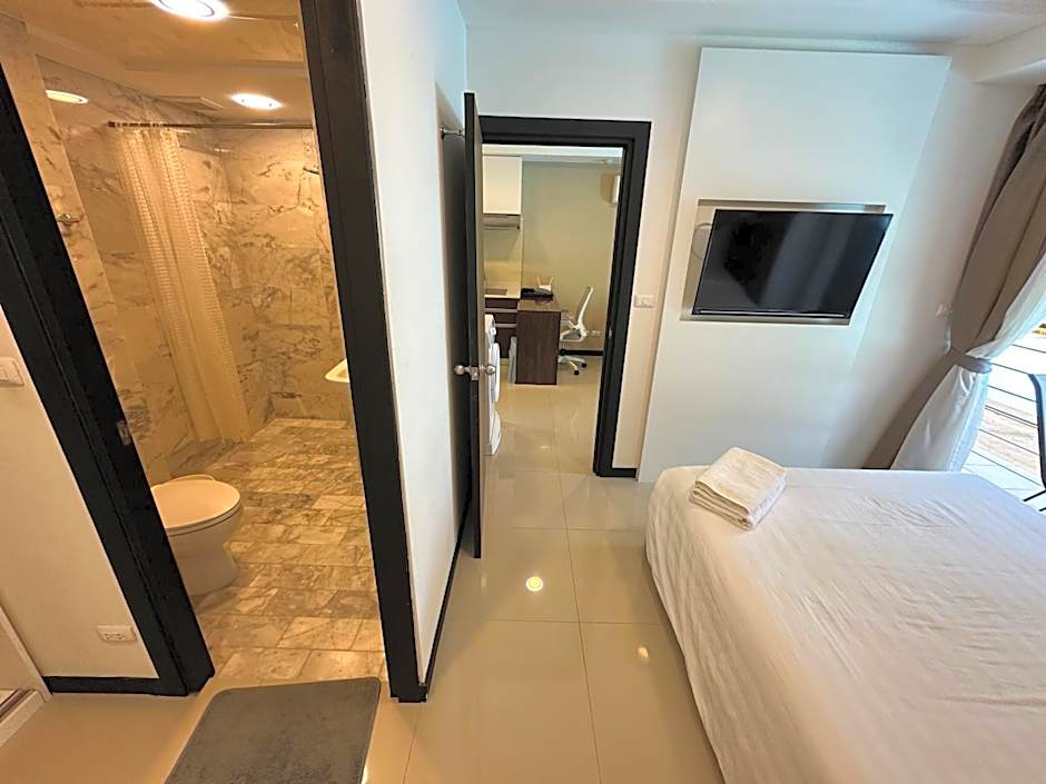 1 - Bedroom Apartment Pool Access, 750m to the Beach