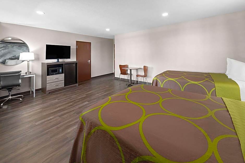 Super 8 by Wyndham Fairmont