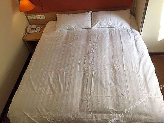 Home Inn (Ningbo Railway Station Daqingqiao Metro Station)