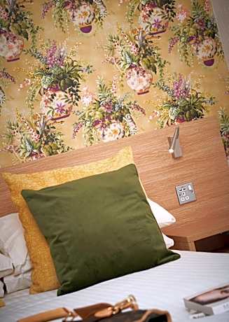 Family Room (2 Adults + 2 Children)