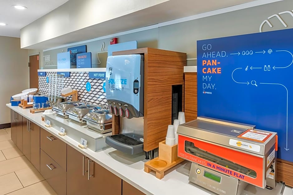 Holiday Inn Express Hotel & Suites Cincinnati-Blue Ash By IHG