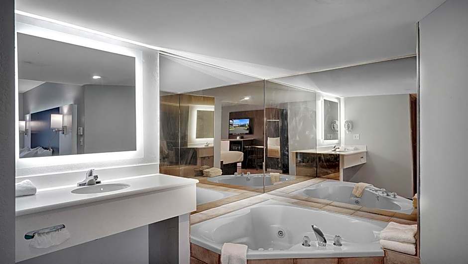 Days Inn & Suites by Wyndham Niagara Falls/Buffalo