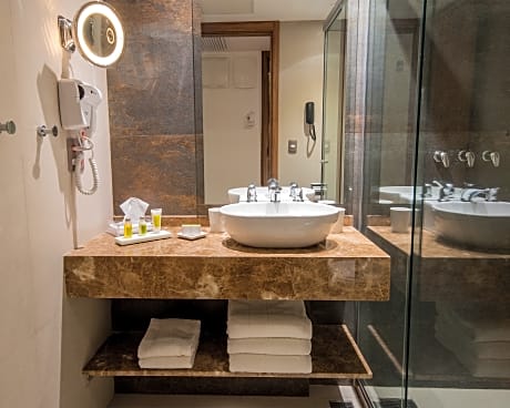 DOUBLE DELUXE OCEAN FRONT