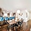 Tropical Oasis - King Beds - Free Netflix & Parking - Fast Wi-Fi