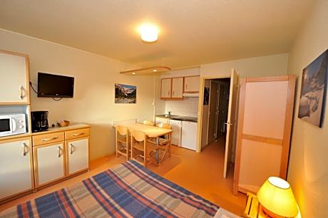 Studio Apartment (3-4 adults)