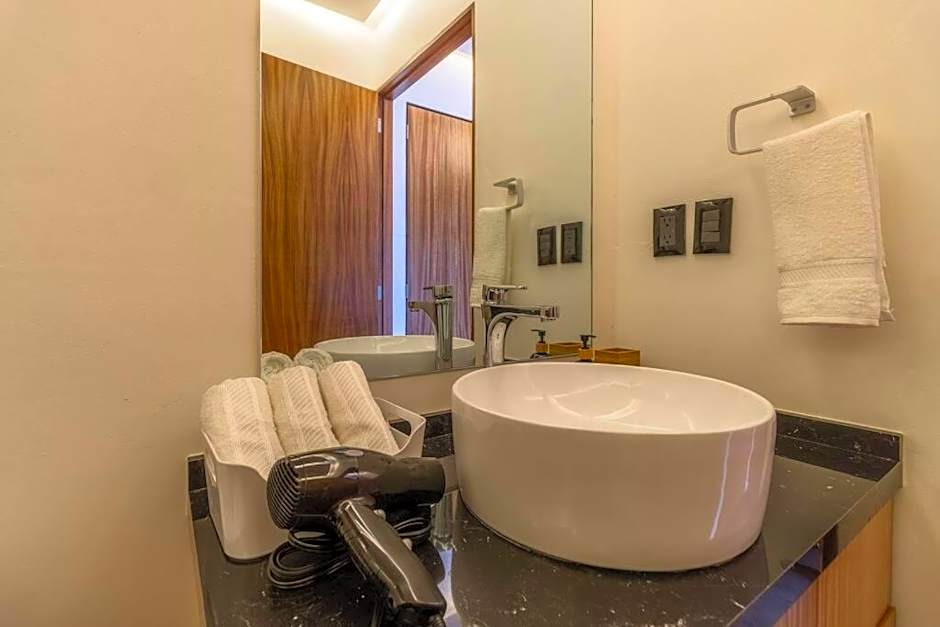 L203 New studio apt 1Bdrm 1bath AC Rooftop
