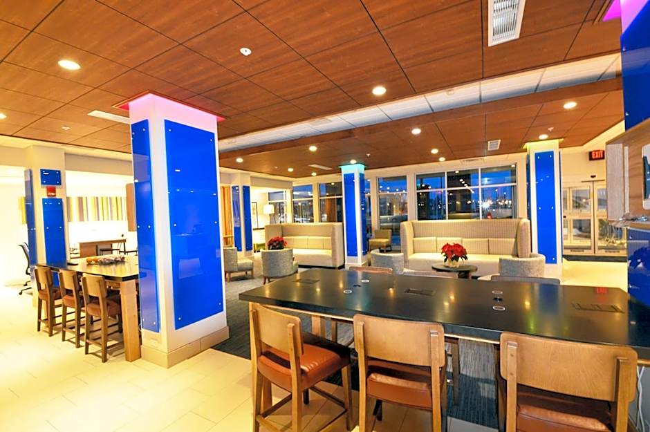 Holiday Inn Express & Suites Toledo South - Perrysburg by IHG