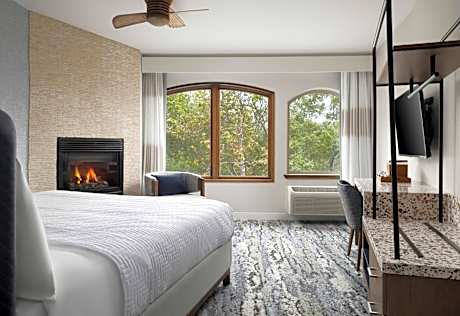 Deluxe Queen Room