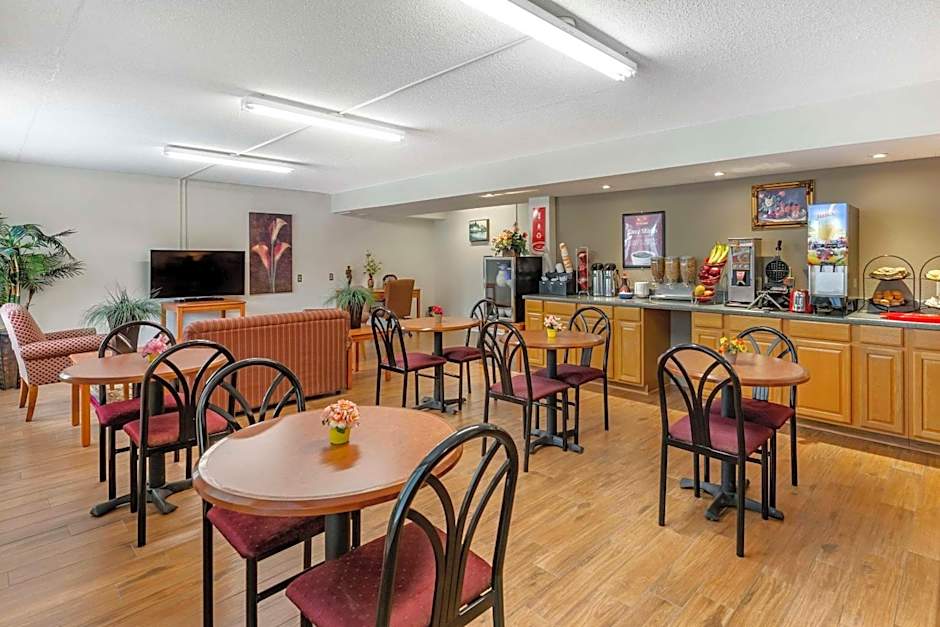 Econo Lodge & Suites Southern Pines