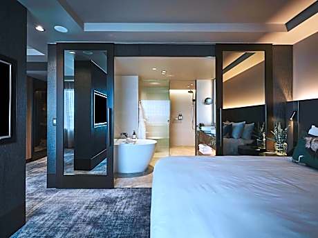 Deluxe Executive Suite with One King Bed and Lounge Access - High Floor Views