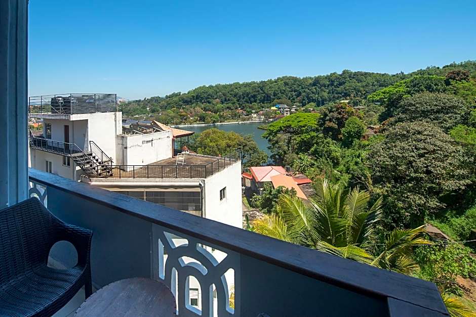 Ceyloni Lake Residency