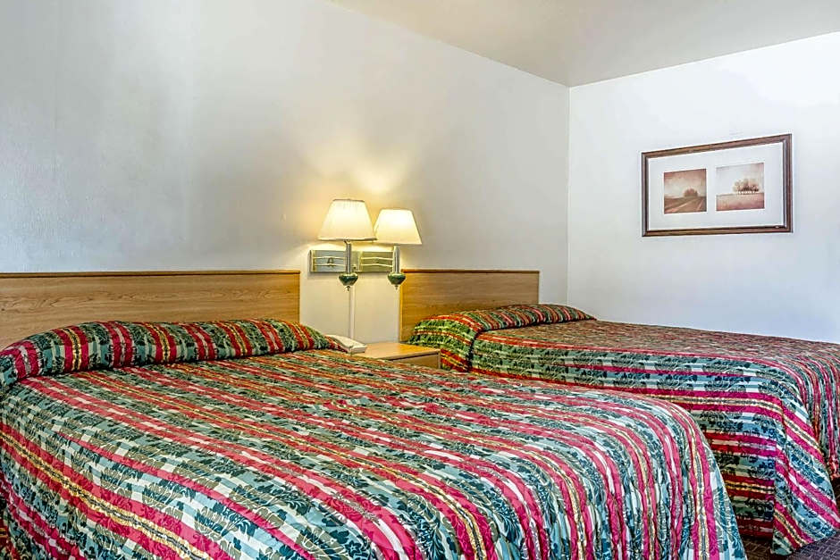 Rodeway Inn Magic Mountain Area