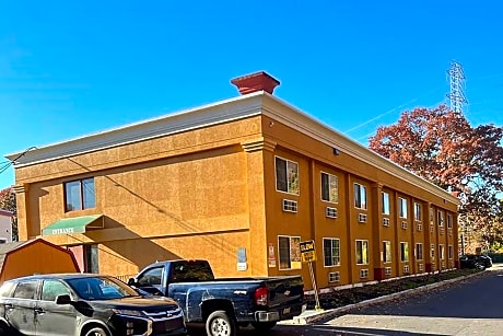 Super 8 by Wyndham Gloucester