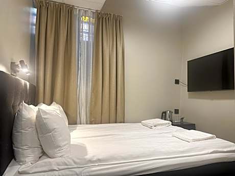 Economy Queen Room without Window