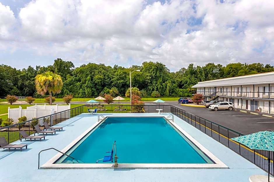 Days Inn by Wyndham Wildwood I-75