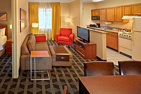 2 Bedroom Suite, Bedroom 1: 1 Queen, Bedroom 2: 1 King, Sofa bed