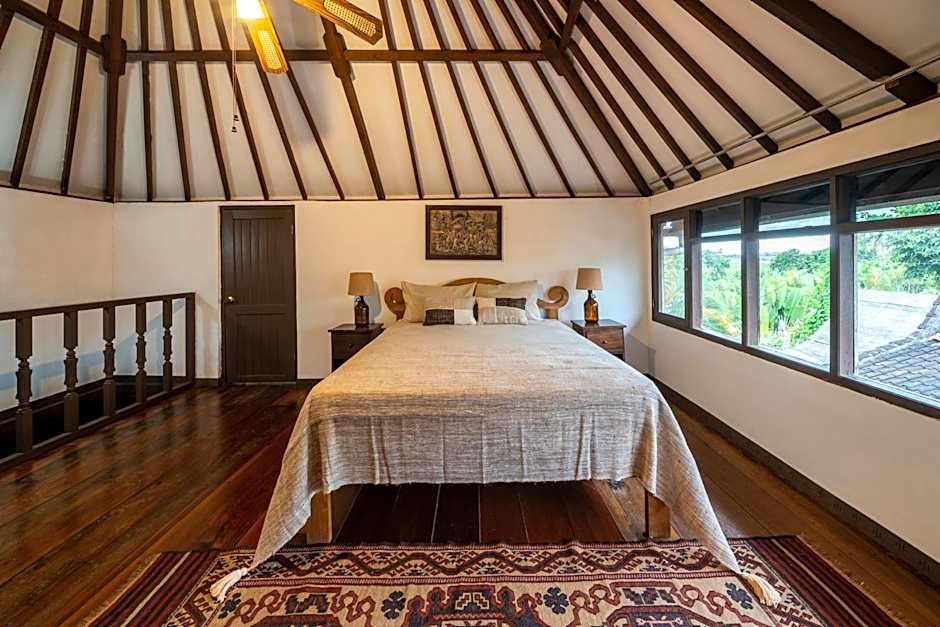Spacious rustic Balinese villa with large pool