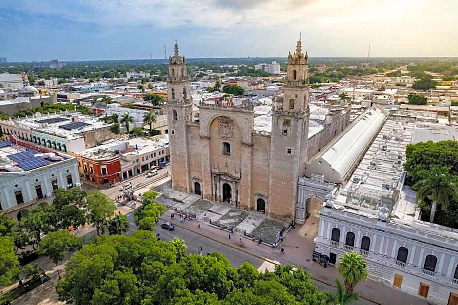 Uayma increible cuarto en el centro con piscina