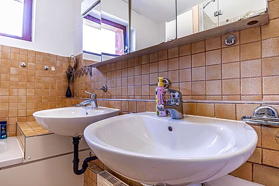 Comfy Rooms in Shared villa with Terrace and Garden