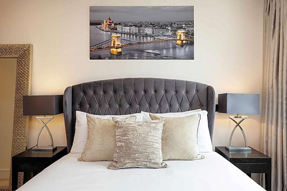 Veeve - Westbourne Curve