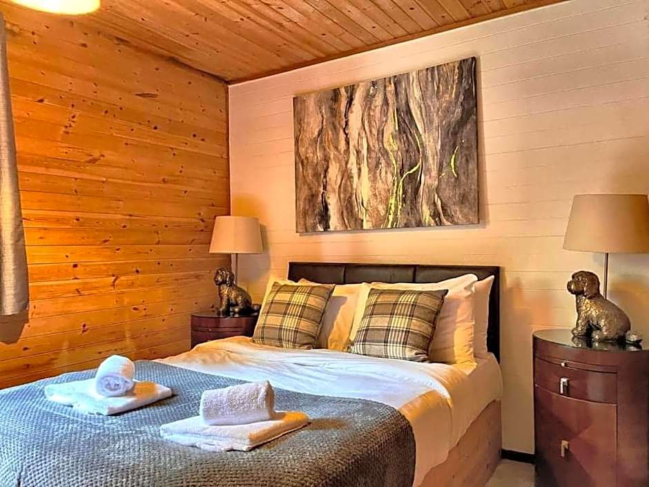 Goldcrest 3-Hot Tub-Woodland Lodges-Carmarthenshire-Tenby