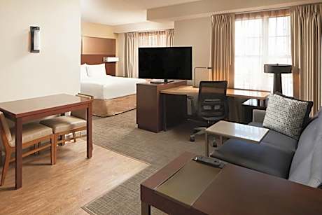 Queen Studio with Sofa Bed and Adapted Tub - Mobility and Hearing Accessible