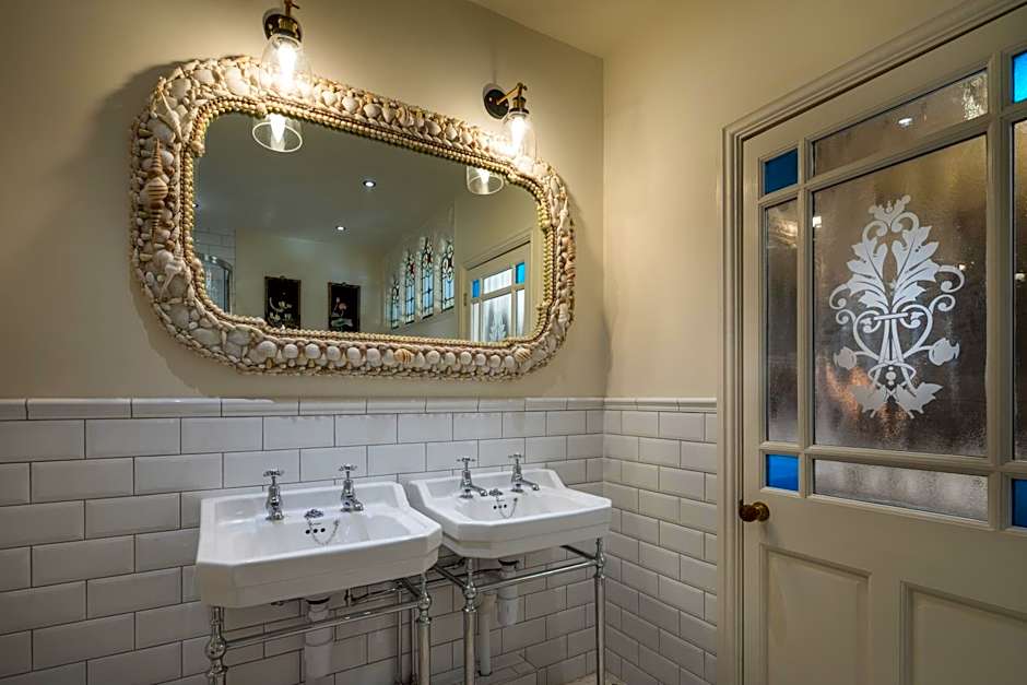 Tolcarne Beach Colonial Restaurant and Rooms