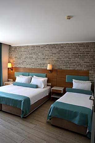 Deluxe Triple Room with Partial Sea View