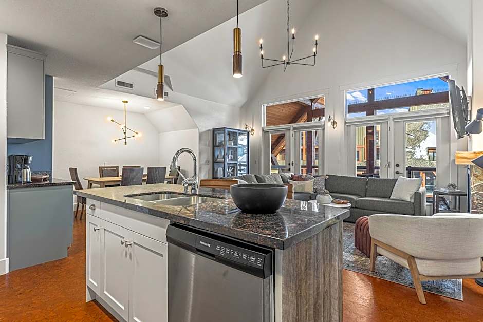 Elevated Penthouse Condo managed by Little Sister Getaways