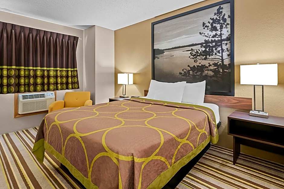 Super 8 by Wyndham Blue Earth