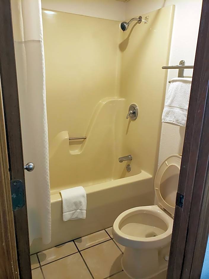 Super 8 by Wyndham Clinton