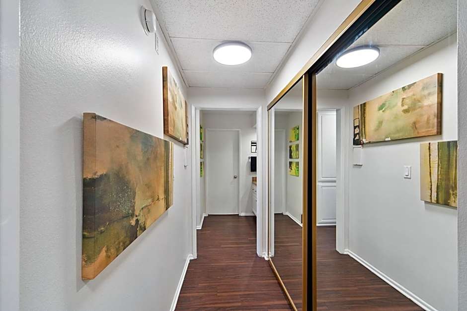 Beverly Hills Gem 1 BR Apt with Parking 218