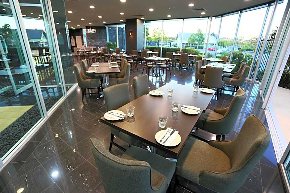 Springfield Lakes Hotel