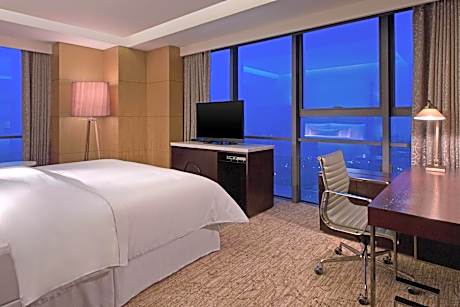 Club Suite, Club level, 1 Bedroom Suite, 1 King, River view
