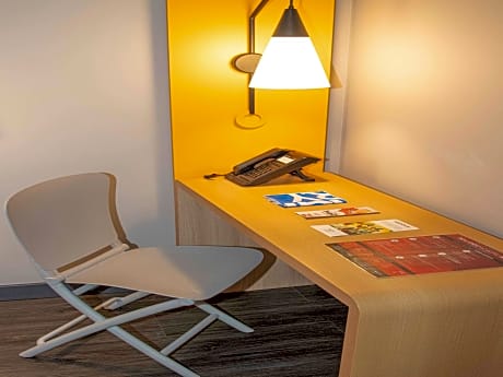 Standard room with 2 single size beds