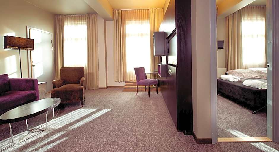 Home Hotel Folketeateret