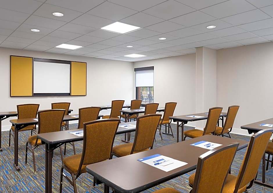 Holiday Inn Express Indianapolis Airport By IHG