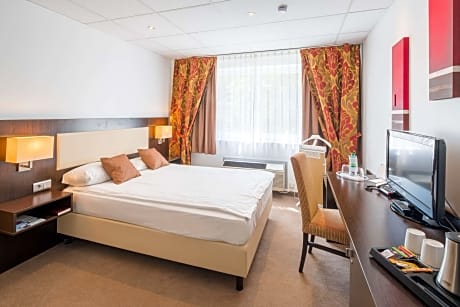 1 Queen Bed, Comfort Room, Modern Design, Bathrobe And Slippers