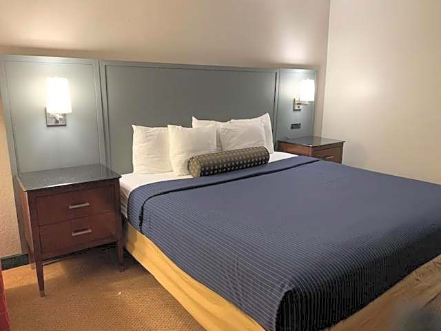 Days Inn by Wyndham Great Lakes Naval Base