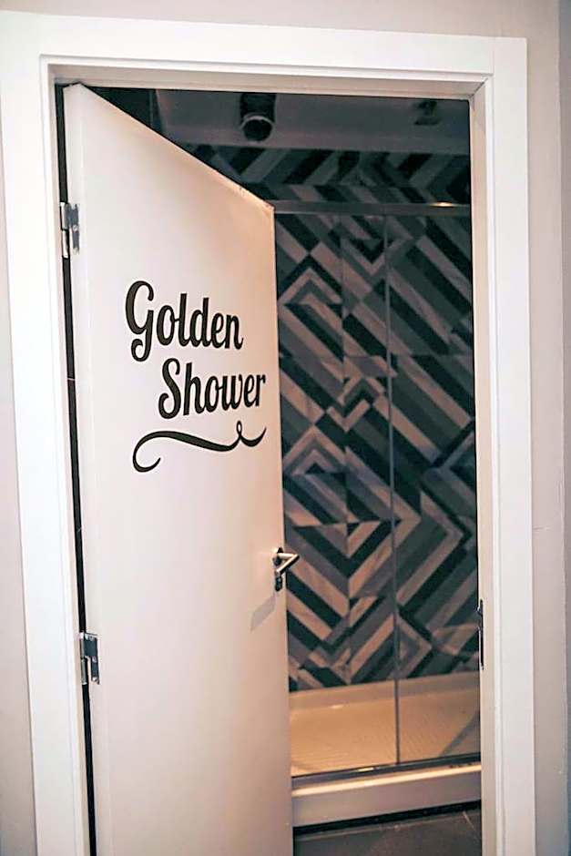 Gspot Hostels & Love Triangles Pizzeria