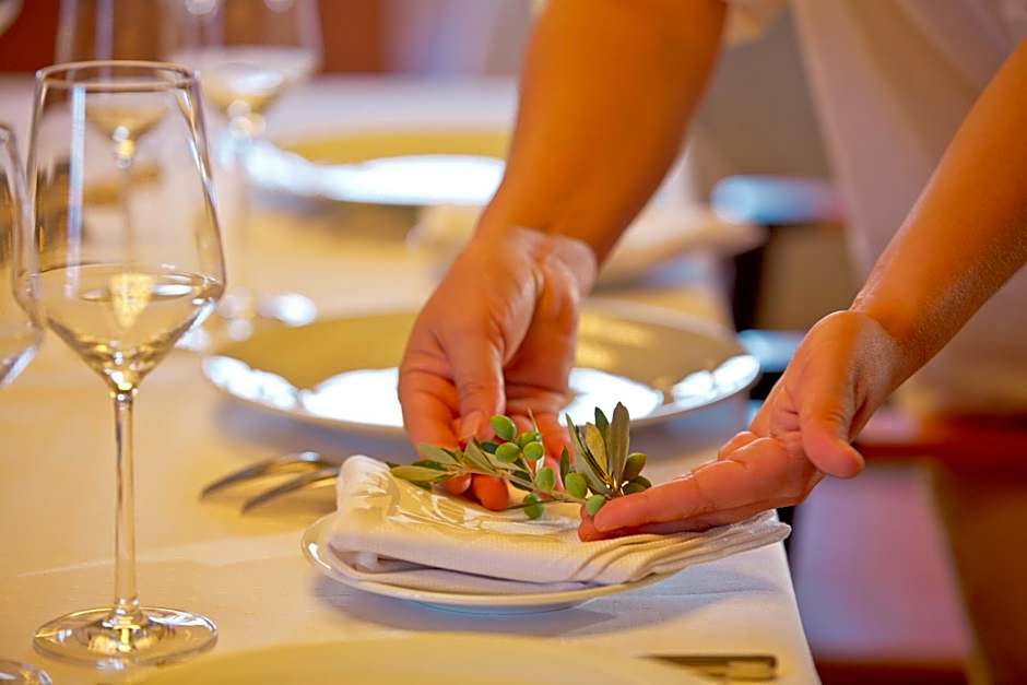 Moni Emvasis Luxury Suites