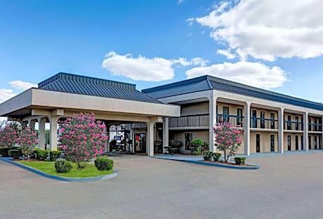 Days Inn by Wyndham Greenville MS